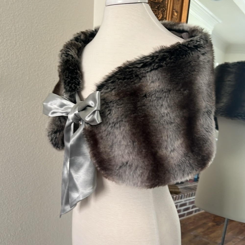 Beau Bois Fabulous Faux Fur Wrap with Beautiful Satin Tie. Completely Lined - Picture 4 of 5